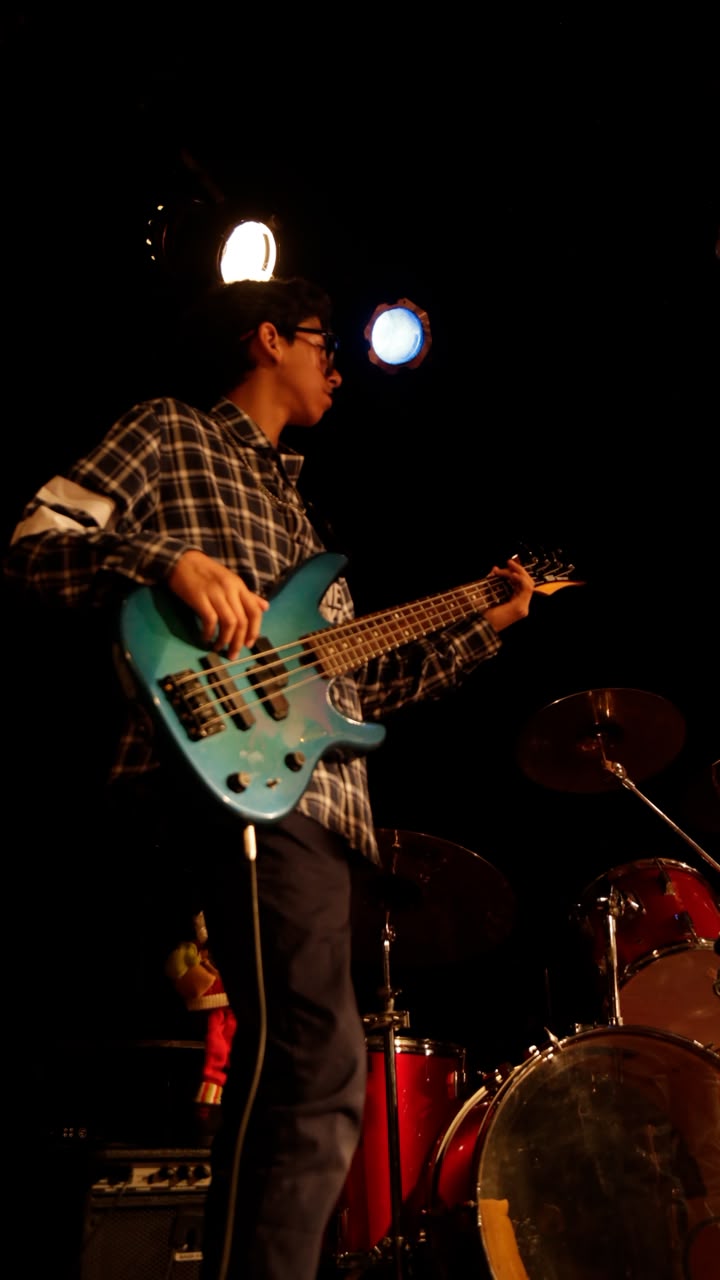 Estudiante tocando guitarra