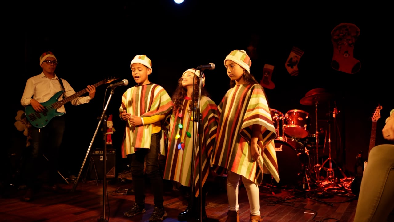 Niños interactuando con la música